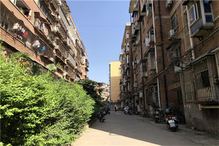 万达旁金盾花园电梯十三楼精装三室两厅送车位证在手可按揭